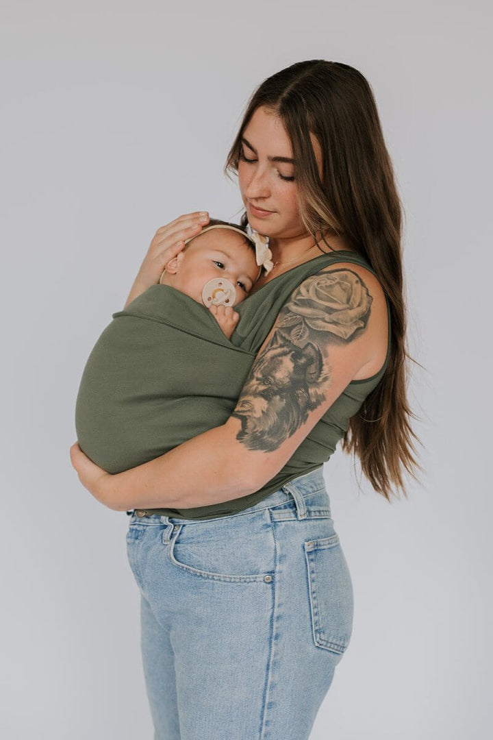 Ouder met handsfree draagdoek T-shirt, genietend van gemak en verbinding met de baby.