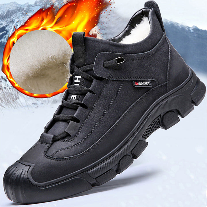 Moderne zwarte heren sneakers Theo met handige zijrits en vetersluiting, ideaal voor casual gebruik.