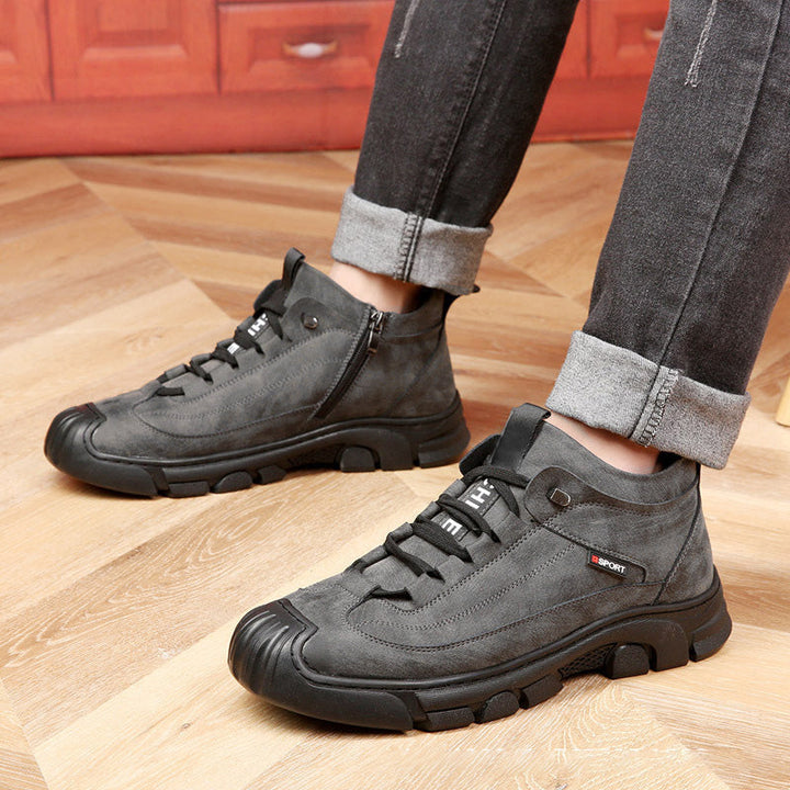 Zwarte Theo heren sneakers met veters en zijrits. Comfortabele, stijlvolle schoenen voor elke dag.
