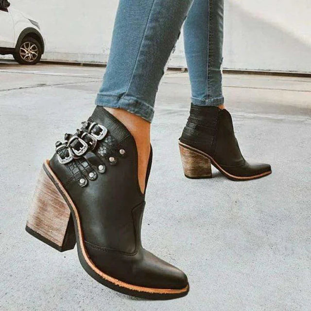 Stijlvolle dames enkellaarzen met V-snit en elegante gespen, gemaakt van vegan leer, ideaal voor herfstmode.