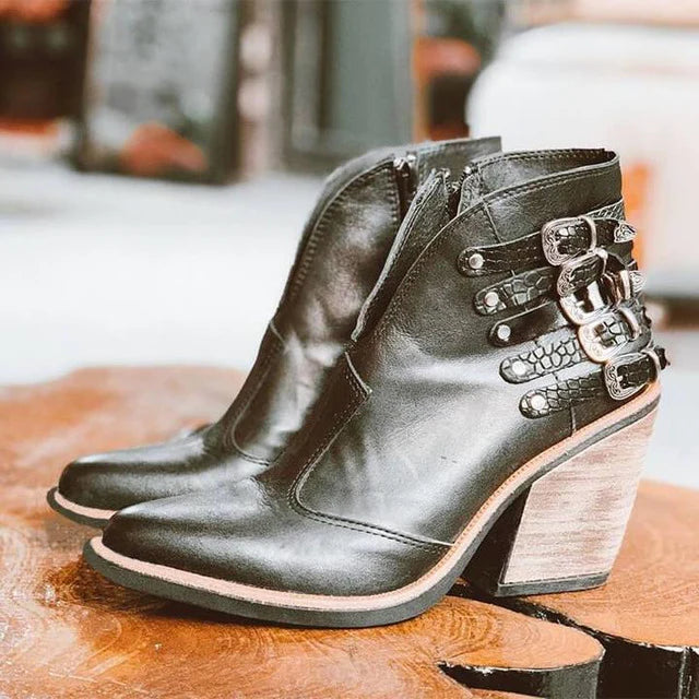 Zwarte dames enkellaarsjes met V-snit en gespen, van vegan leer, stijlvol en comfortabel voor herfst/winter.