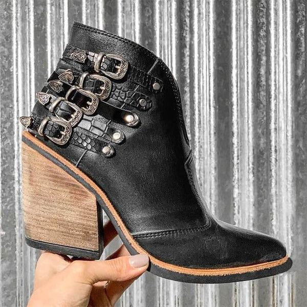 Bruine Léa dames enkellaarsjes met V-snit, gespdetail en comfortabele pasvorm, perfect voor casual chic.