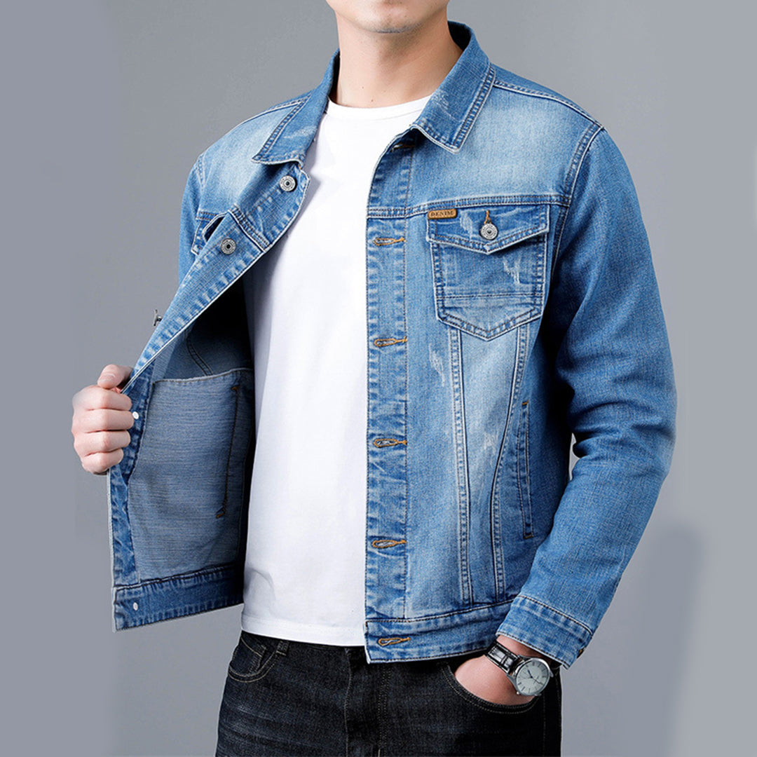 Stijlvolle heren spijkerjas met metalen knopen en borstzakken, voor een trendy en functionele casual look.