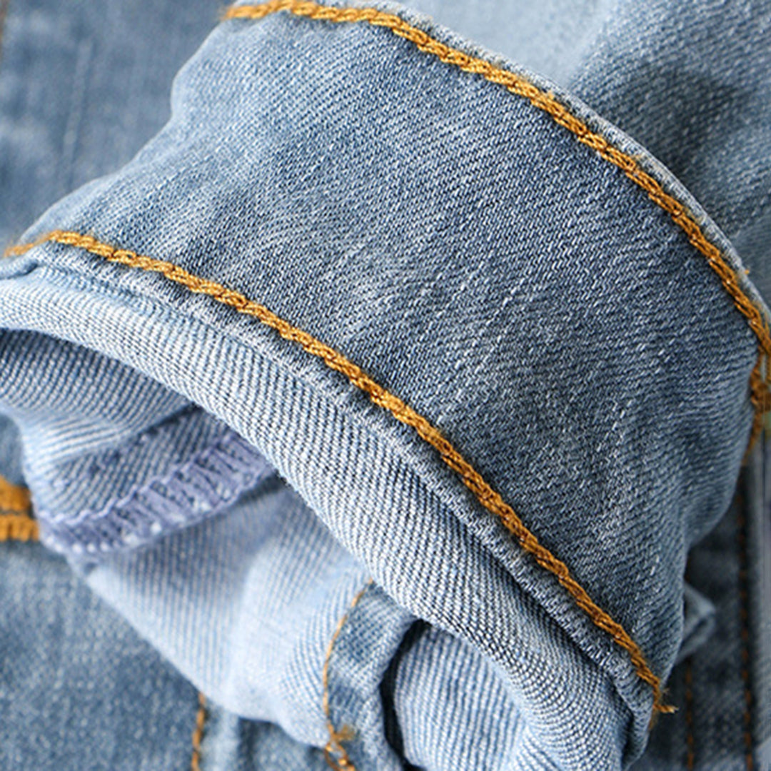 Trendy heren denim jas met moderne snit. Geeft een frisse, stijlvolle touch aan je dagelijkse bovenkleding.
