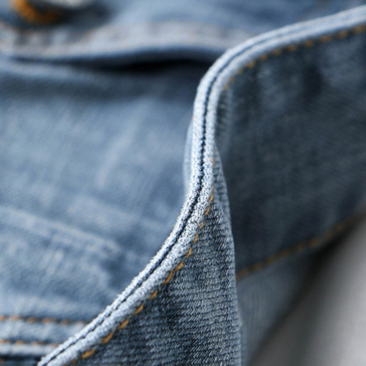 Robuuste heren spijkerjas voor vier seizoenen. Comfortabele en veelzijdige bovenkleding, ideaal voor elk weertype.