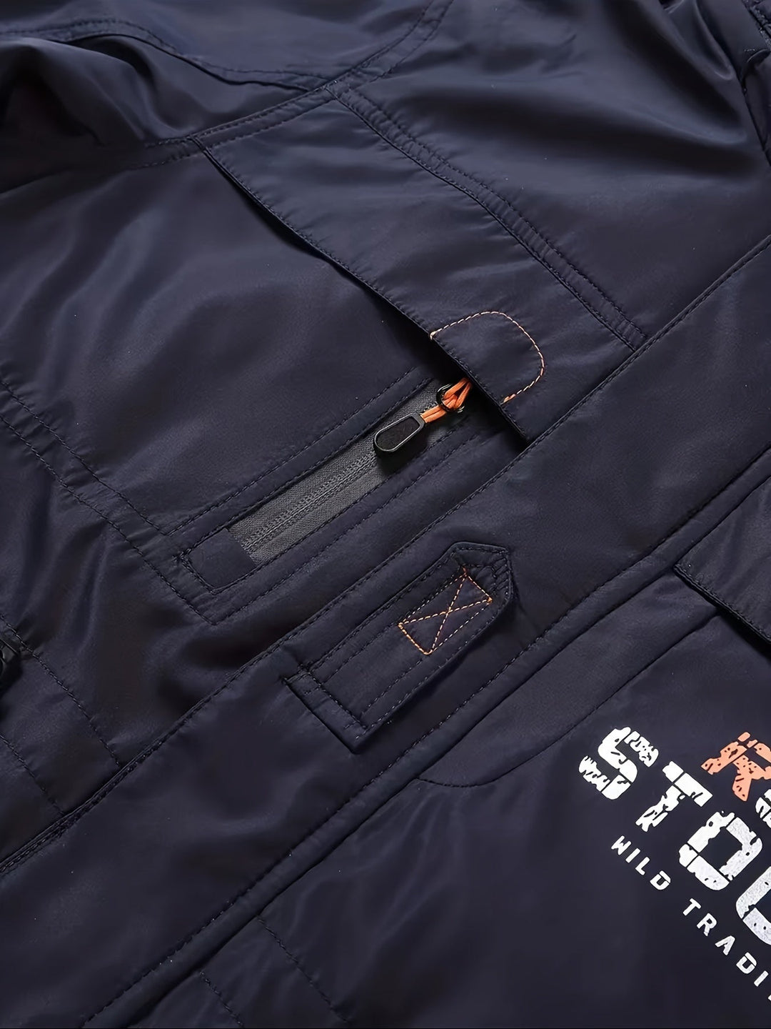 Heren sportief jack, outdoor geschikt met afneembare kap, functioneel en modern.