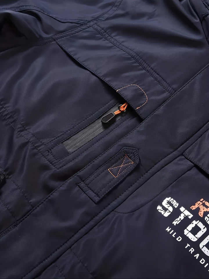 Heren sportief jack, outdoor geschikt met afneembare kap, functioneel en modern.