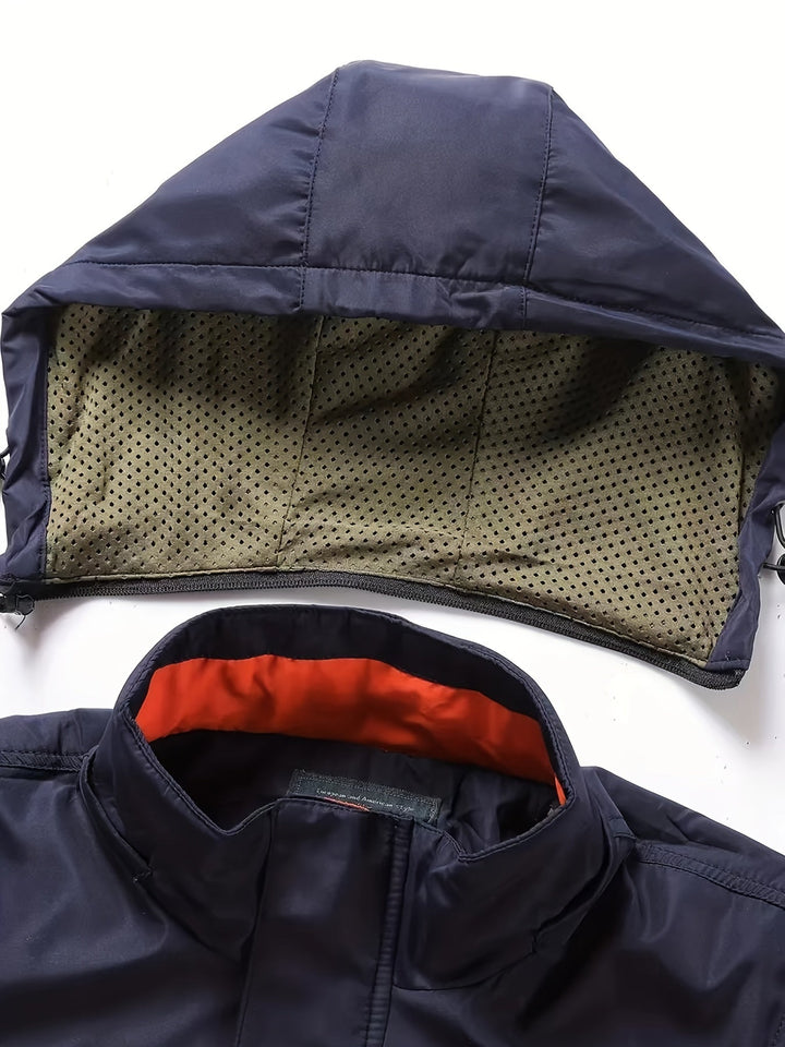 Zip-front heren outdoor jas met capuchon, perfect voor wandelen of dagelijks gebruik.