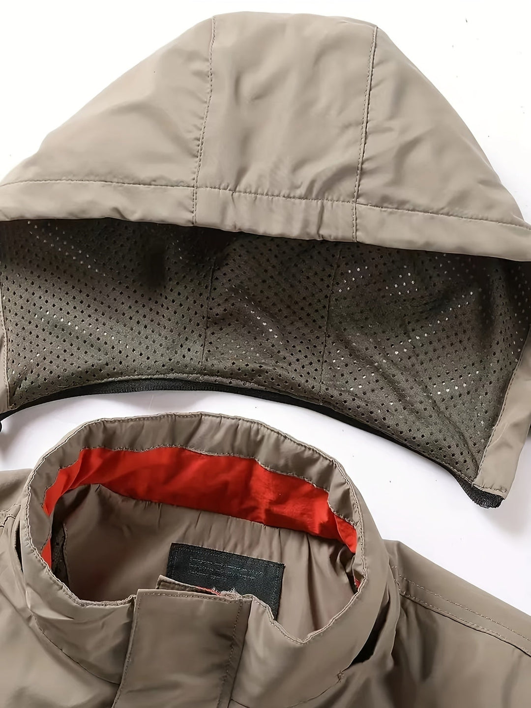 Praktisch heren outdoorjack met capuchon, comfortabel en duurzaam voor herfst en lente.