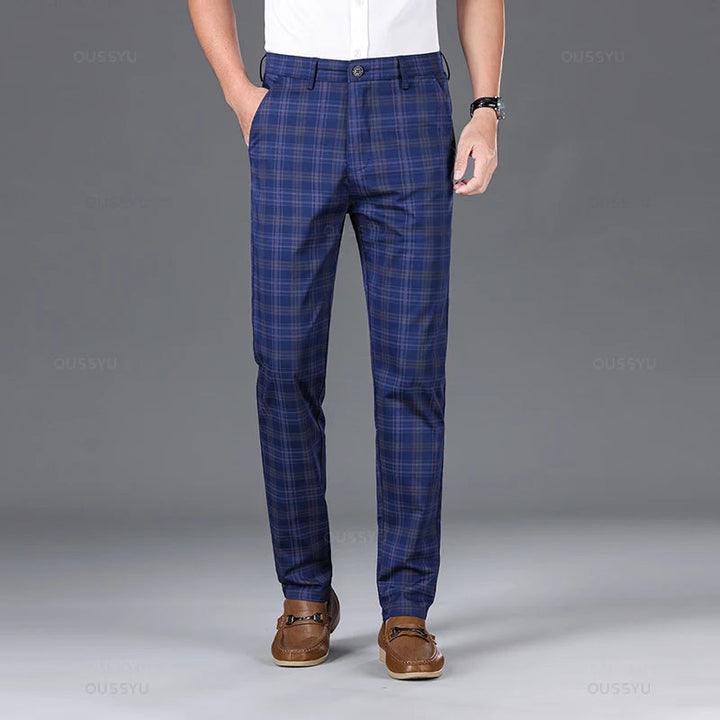 Detailopname van de klassieke geruite stof van deze stijlvolle herenpantalon, benadrukt kwaliteit.