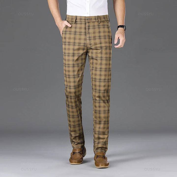 Vierseizoenen herenpantalon geruit, perfect voor zowel zakelijke afspraken als ontspannen gelegenheden.