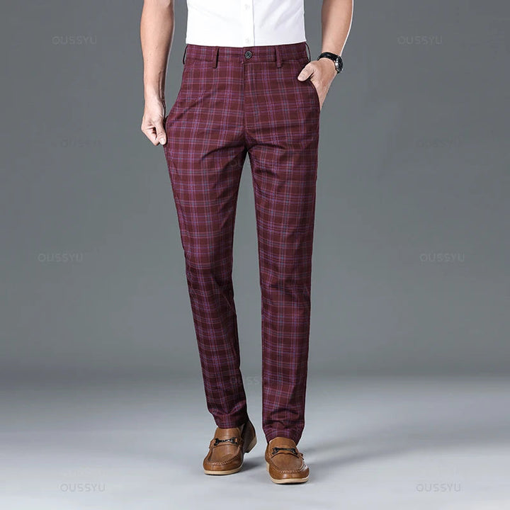 Stijlvolle heren geruite pantalon gecombineerd met een colbert voor een complete formele zakelijke look.