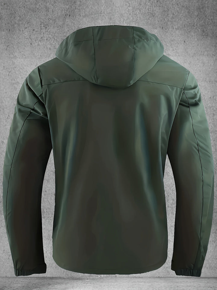 Moderne heren softshell winterjas met capuchon, beschermt tegen wind en regen tijdens buitenactiviteiten.
