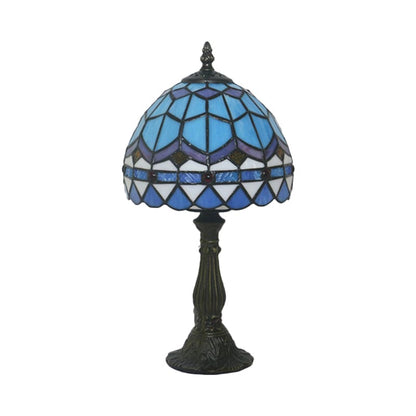 "Tiffany-stijl tafellamp, blauw en geel glas, klassieke loodlijnen, warme en uitnodigende sfeer, ambachtelijk design."