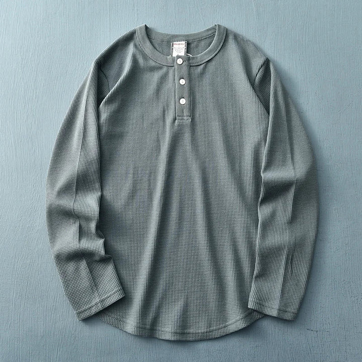Modern heren Henley T-shirt met lange mouwen, kledingstuk voor een stijlvolle en ontspannen look.