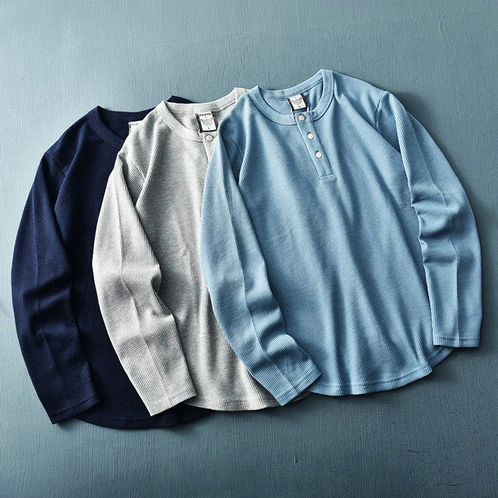 Veelzijdig heren Henley T-shirt met lange mouwen, geschikt als top voor diverse casual gelegenheden.