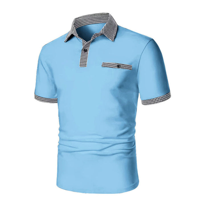 Model draagt een chique heren polo met korte mouwen en pied-de-poule, casual maar verfijnd.
