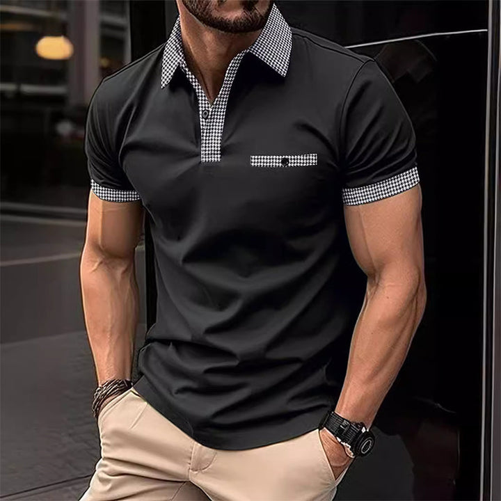 Achterkant van de heren houndstooth polo met korte mouwen, toont de pasvorm en het patroon detail.