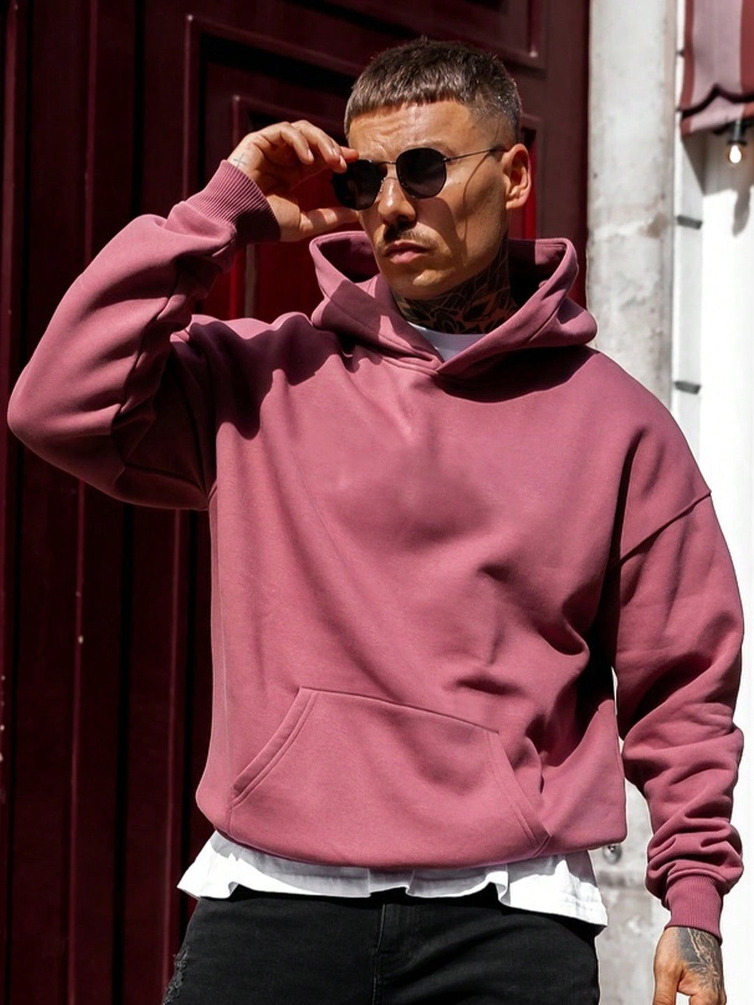 Essentiële oversized heren hoodie, effen kleur en capuchon, comfort en moderne mannen mode.