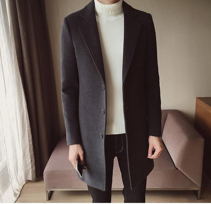 Lange heren overjas open gedragen, toont een moderne, casual stijl. Ideaal als herfstjas of winterjas buitenkleding.