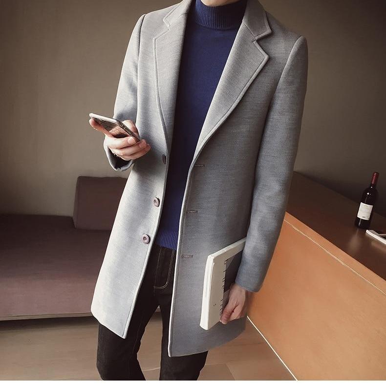 Stijlvolle single-breasted heren overjas, gesloten gedragen. Elegante, lange winterjas voor een klassieke en formele look.