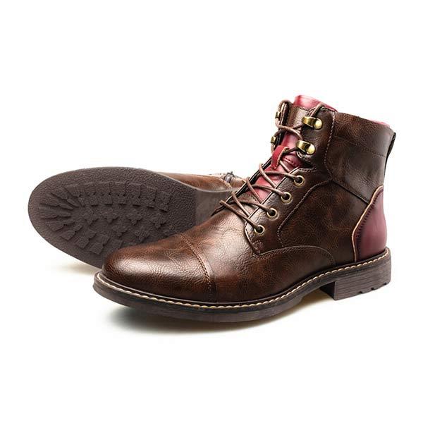 Man draagt comfortabele bordeaux heren enkellaarzen, casual-chic en stijlvol voor herfst/winter.