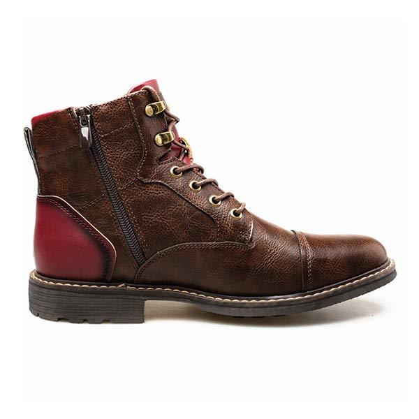 Close-up bordeaux heren enkellaarzen, gedetailleerd leer en veters, voor een modieuze winterse look.