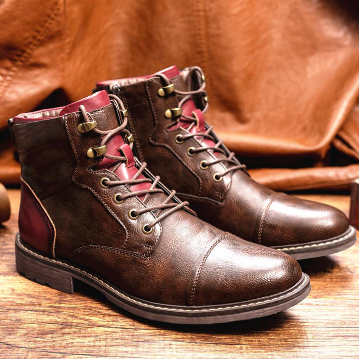 Een paar stijlvolle bordeaux heren enkellaarzen, combineert comfort en elegantie voor elke moderne man.