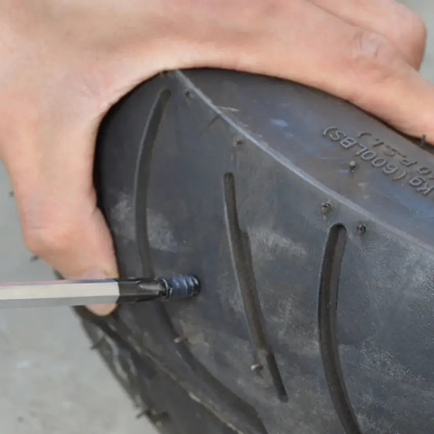 Detail van robuuste T-hendel spiraalruimer; essentieel gereedschap uit de bandenreparatieset voor voertuigen.