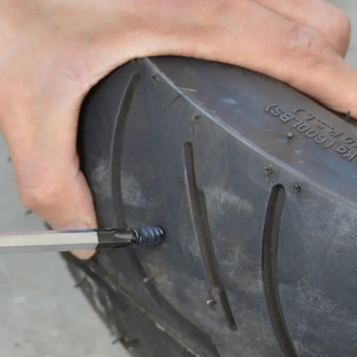 Detail van robuuste T-hendel spiraalruimer; essentieel gereedschap uit de bandenreparatieset voor voertuigen.