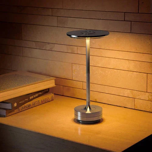 Goudkleurige tafellamp GlowBeam, draadloos, dimbaar, sfeervolle design verlichting.