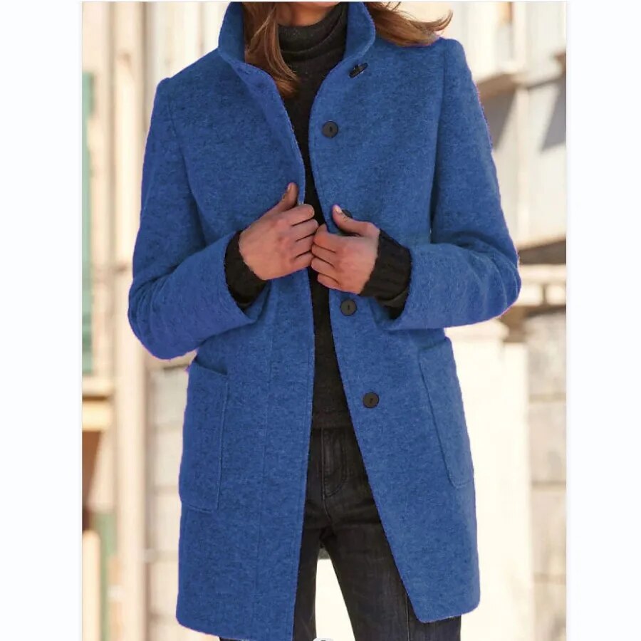 Klassieke dames overjas Emma, zijaanzicht. Warme winterjas met tijdloze stijl voor elegante dameskleding.