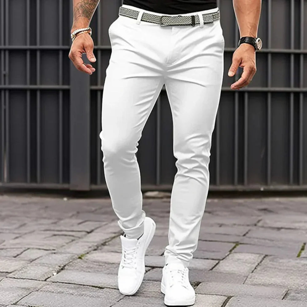 Witte elegante slim fit herenbroek, rechte pijp, ideaal voor alledaagse en formele mannenmode.