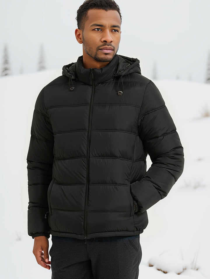 Casual hip-length zwarte pufferjas voor heren met capuchon en zakken, perfect voor een warme herfst- of winterlook.