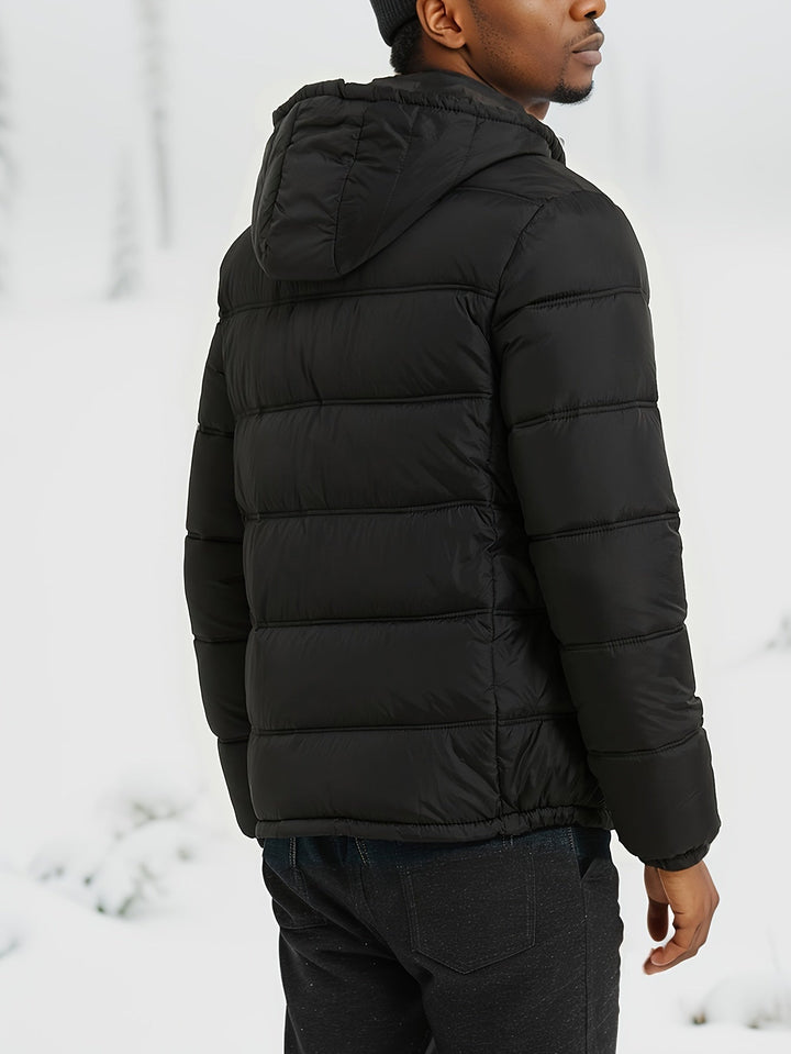 Warme zwarte heren winterjas, pufferstijl met capuchon en diepe zakken, comfortabel en modieus voor dagelijks gebruik.