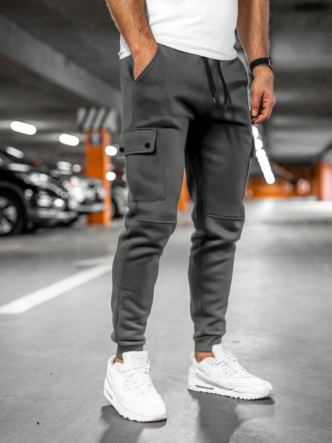Casual heren cropped joggingbroek met handige zijzakken. Perfect voor ontspanning of actieve dag.