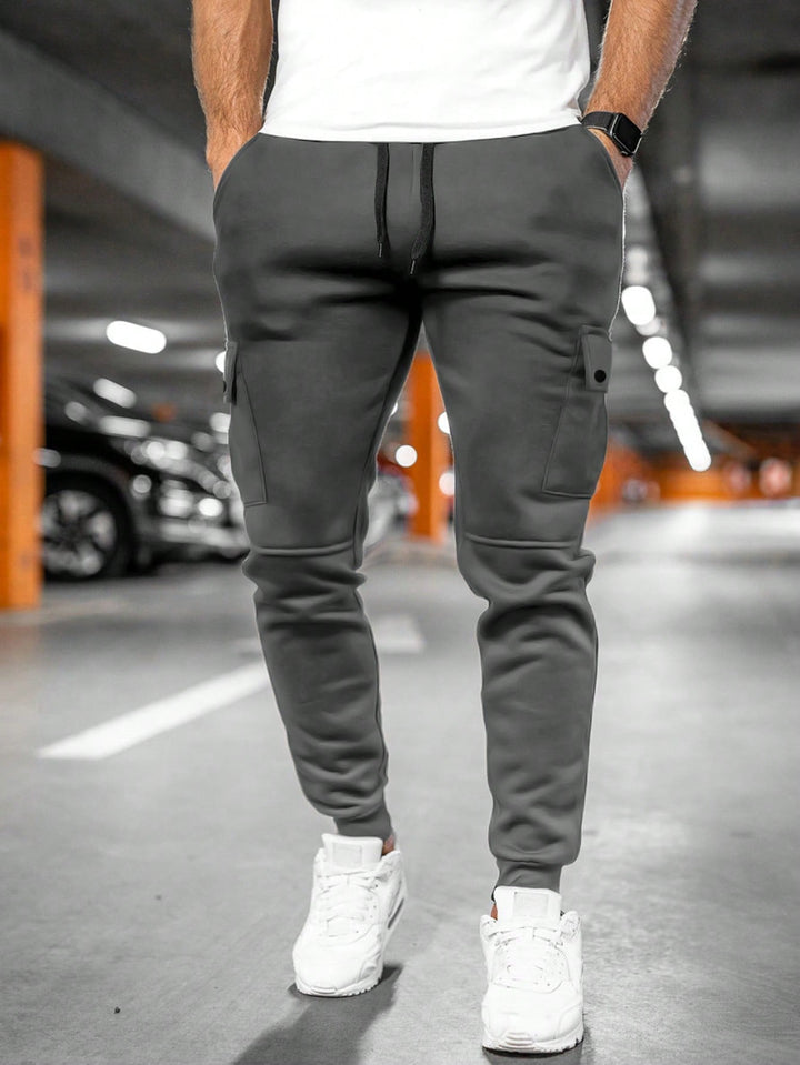 Trendy heren cropped joggingbroek, ideaal voor de modebewuste man dit najaar. Stijlvol.