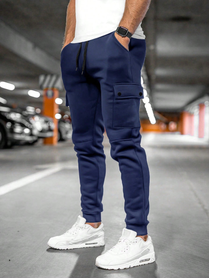 Moderne heren cropped joggingbroek met relaxte pasvorm en functionele zakken. Comfortabel.