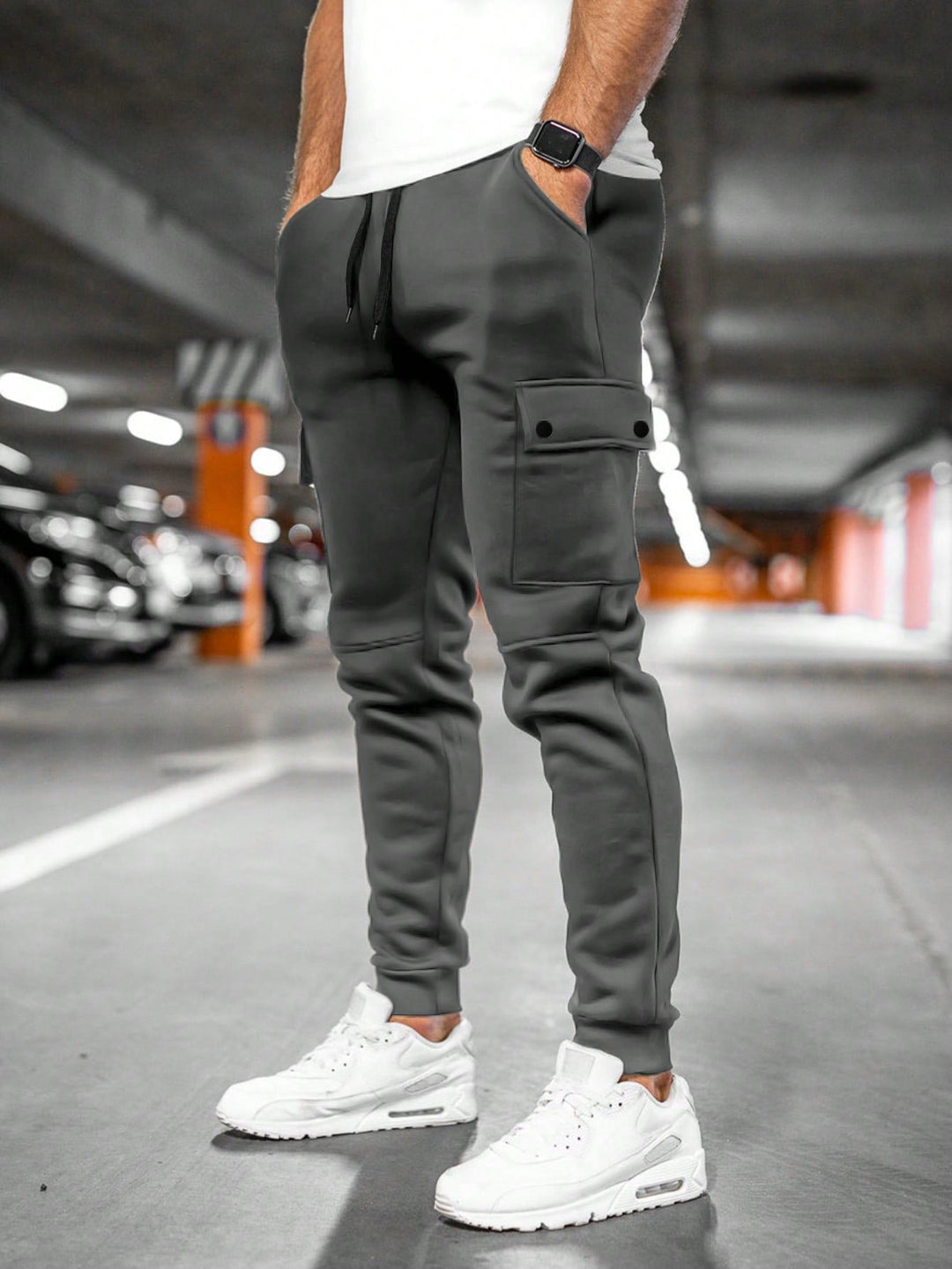 Heren cropped joggingbroek met praktische zakken, comfortabel voor sport of casual gebruik.