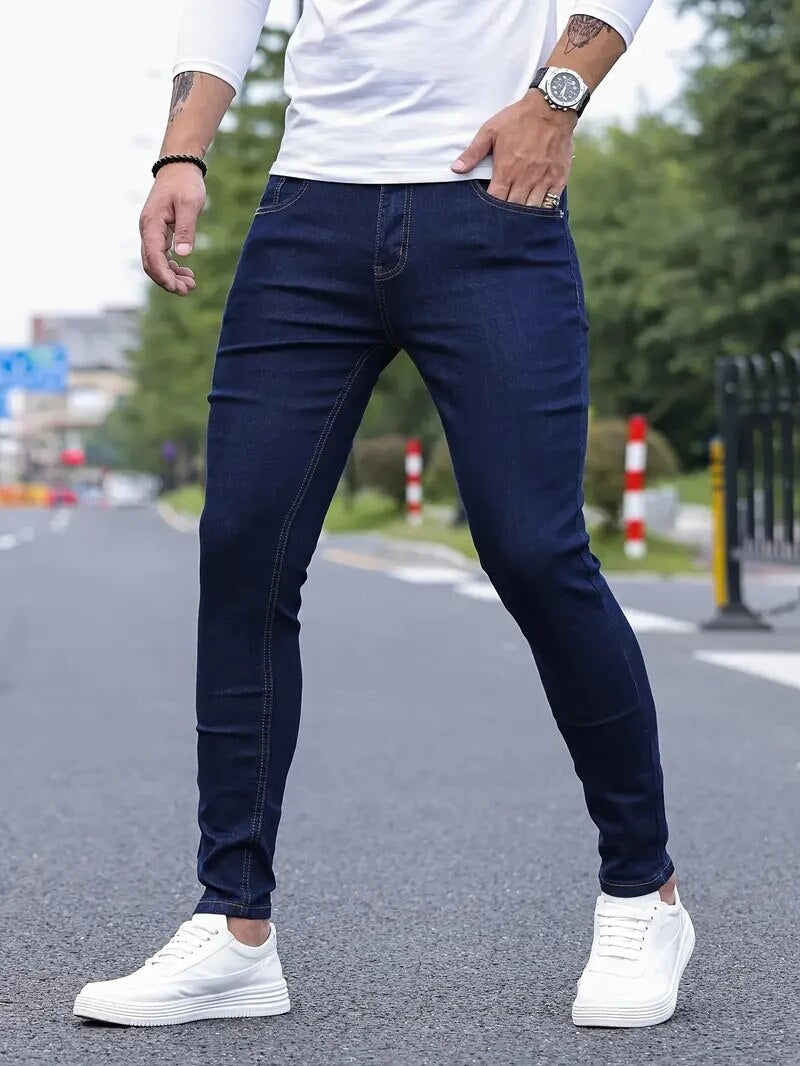 Zwarte heren stretch slim-fit jeans, perfect voor een casual, trendy outfit en optimale bewegingsvrijheid.