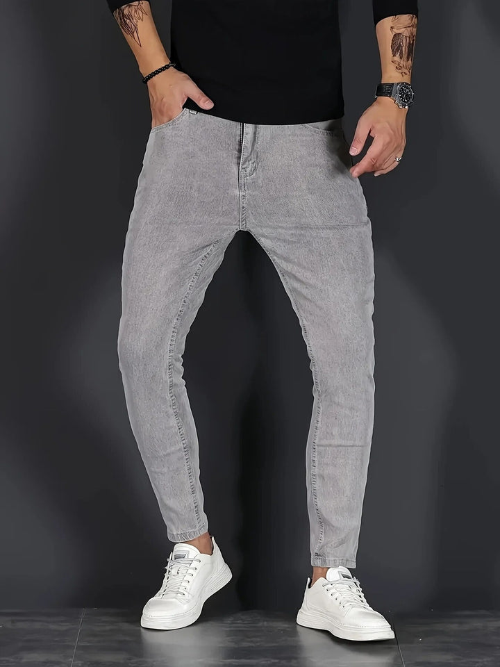 Lichtblauwe heren moderne slim-fit jeans met stretch, veelzijdig voor casual én smart-casual outfits.