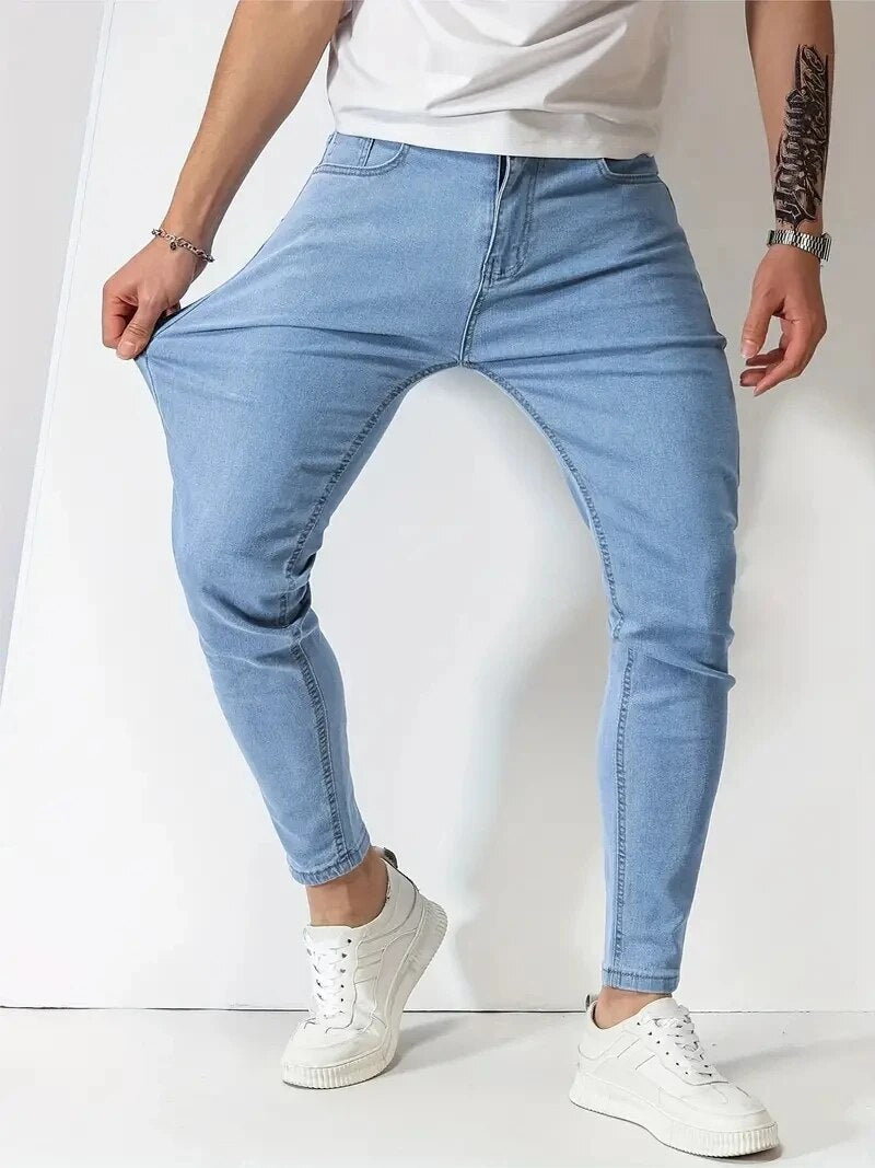 Heren slim-fit stretch jeans in klassiek blauw, ideaal voor ultiem comfort en een moderne, stijlvolle look.