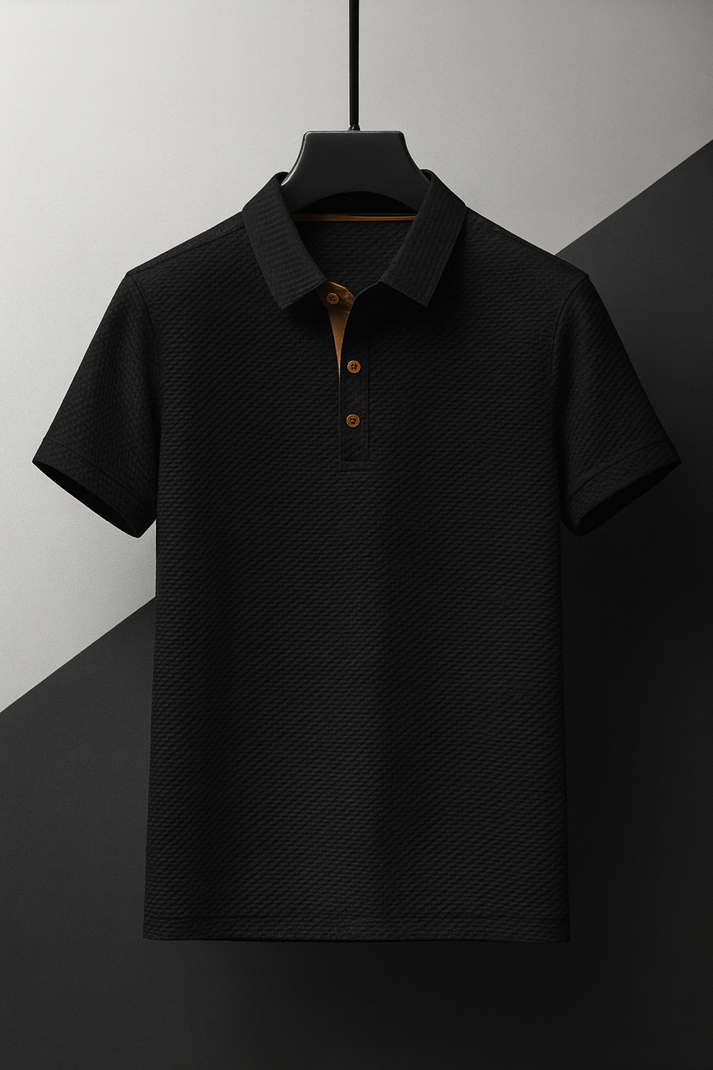 Detail van de korte mouw en zoom van een comfortabele herenpolo met textuur. Stijlvol en casual herenkleding.