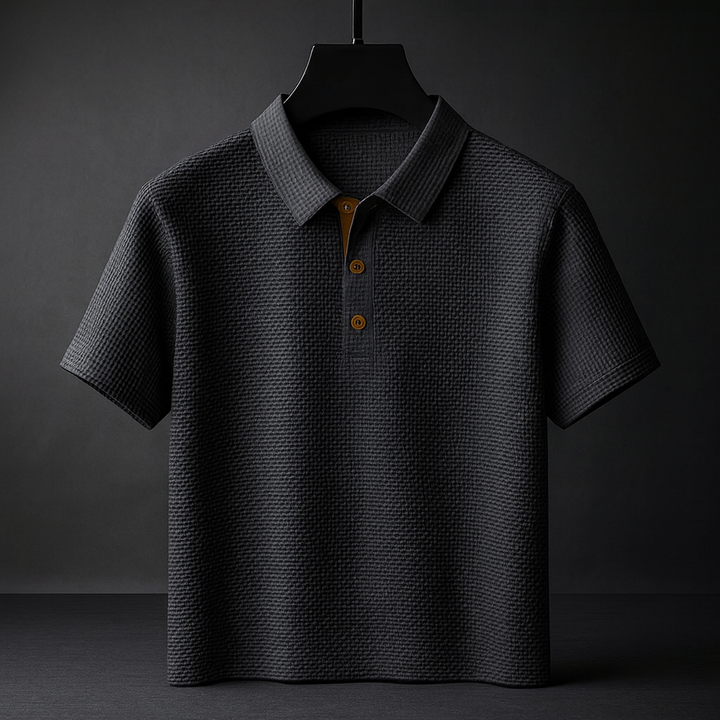 Detail van de button-down kraag op deze stijlvolle herenpolo met textuur en korte mouwen. Casual comfort.