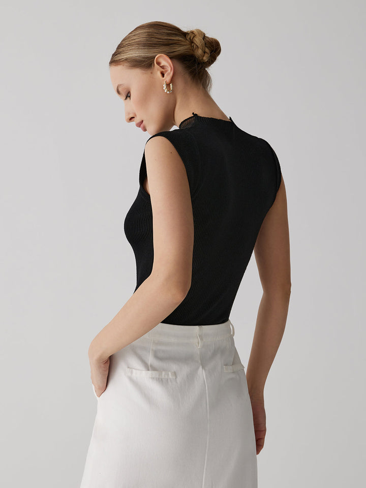 Dames tanktop met ribbelstructuur en elegante hoge kraag. Moderne, mouwloze stijl, getailleerde pasvorm.