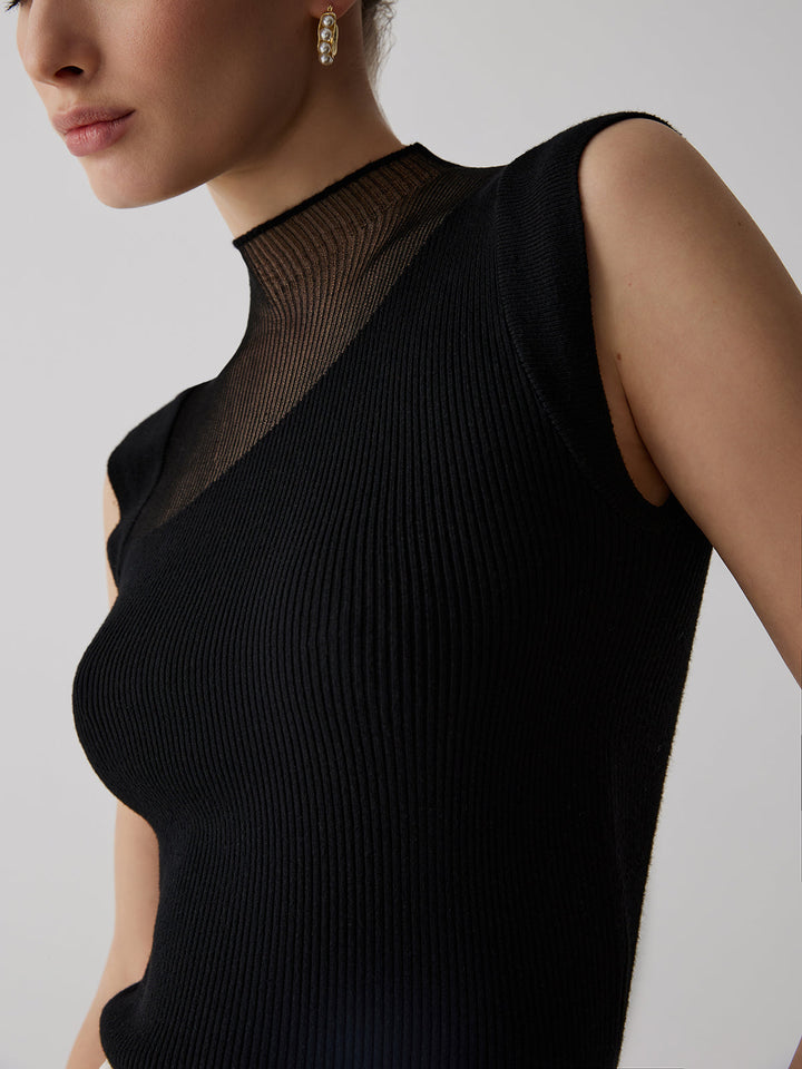 Close-up van dames ribbel top, mouwloos, met hoge kraag. Chique zomerkleding, elegant ontwerp.