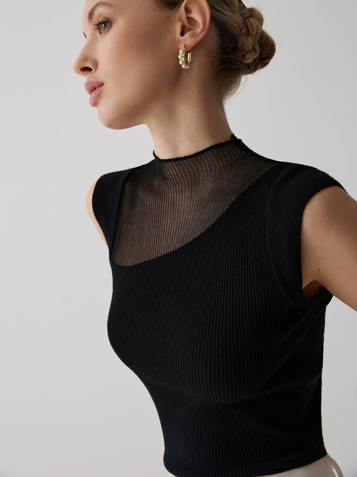 Getailleerde mouwloze top voor dames met hoge ribbelkraag. Trendy voor lente en zomer. Comfortabel chic.