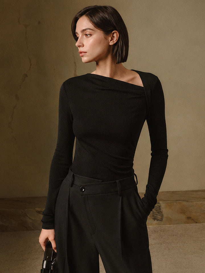 Elegante dames top, lange mouwen, asymmetrische halslijn en getailleerd model. Ideaal voor najaar/winter.