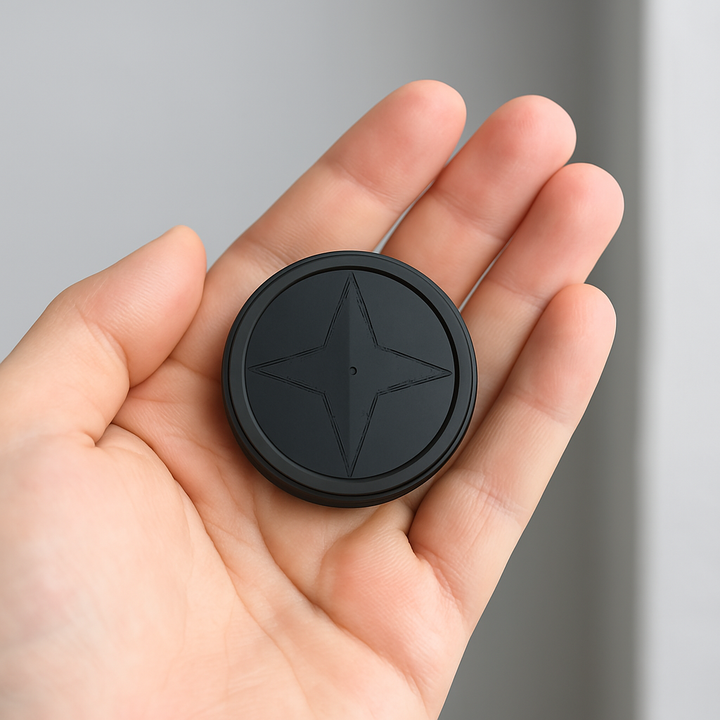 Mayer GPS tracker discreet geplaatst in voertuig, biedt effectieve diefstalbeveiliging en real-time locatie tracking.