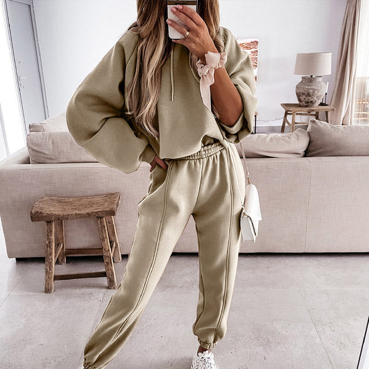 Relaxed dames joggingpak: zachte hoodie en comfortabele broek. Perfecte set voor vrije tijd, thuis of onderweg.
